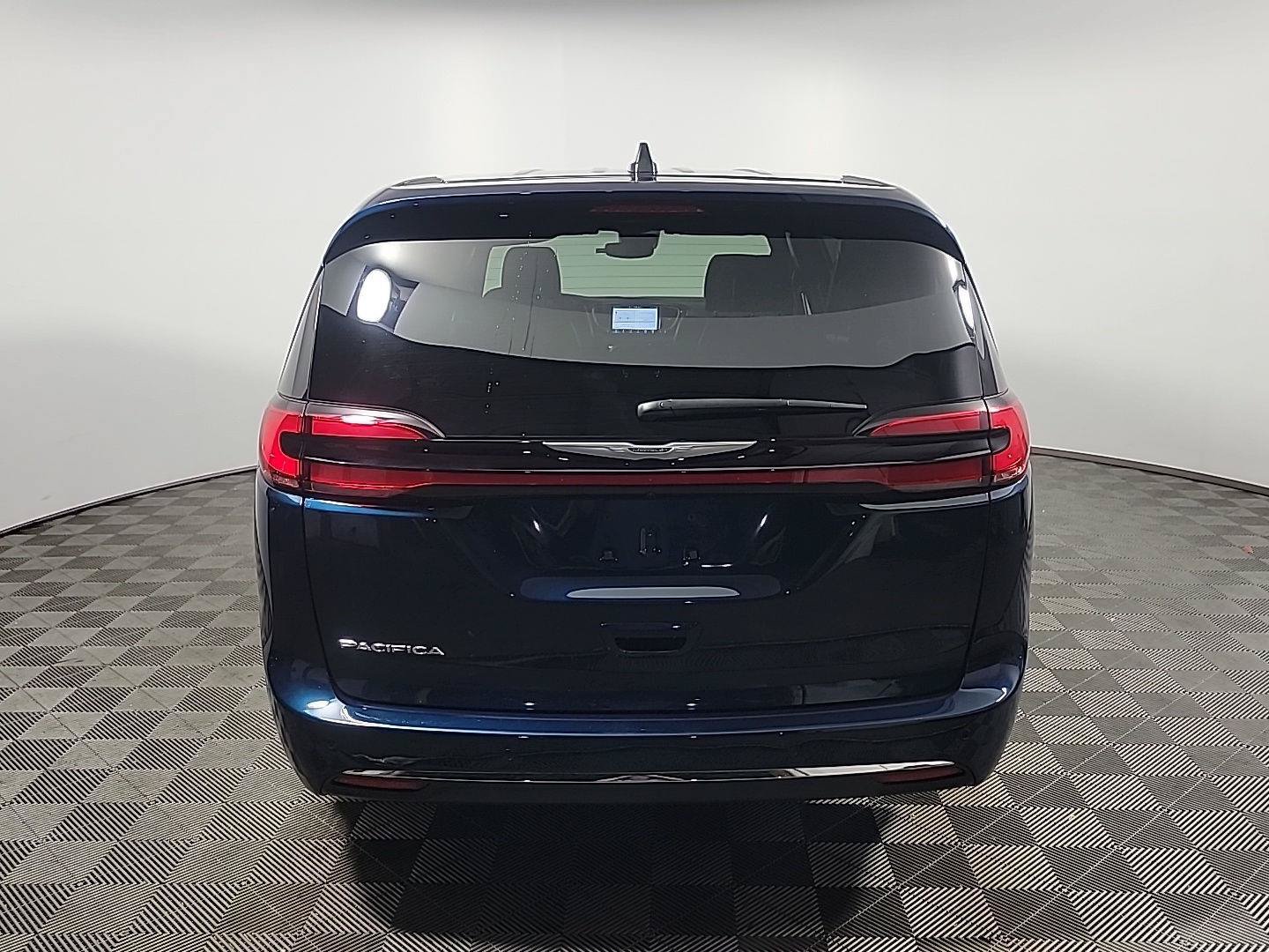 Used 2025 Chrysler Pacifica Select FWD image 5