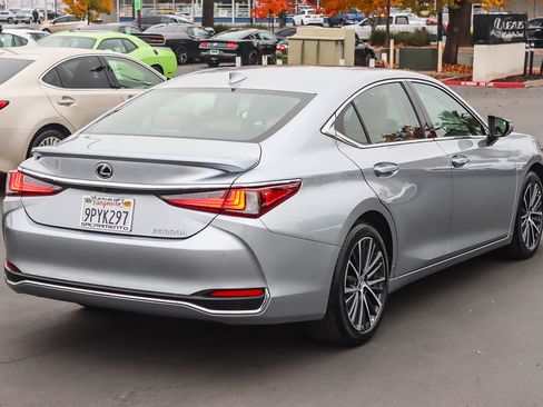 Certified 2025 Lexus ES 300h w/ Premium Package image 4