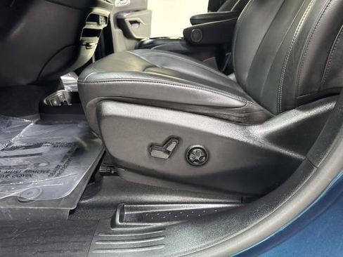 Used 2021 Chrysler Pacifica Touring-L w/ S Appearance Package FWD image 6