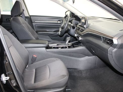 Used 2024 Nissan Altima 2.5 SV FWD image 24