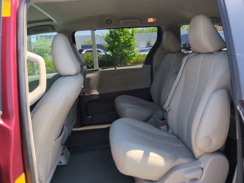 Used 2014 Toyota Sienna XLE image 14