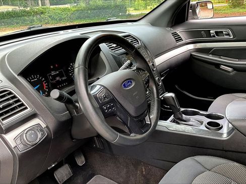 Used 2017 Ford Explorer XLT FWD image 14