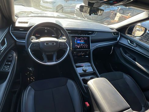 Used 2025 Jeep Grand Cherokee L Altitude image 27