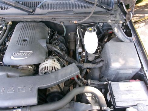 Used 2005 Chevrolet Suburban Z71 w/ Preferred Equipment Group image 51