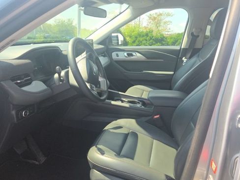 Used 2025 Ford Explorer Active w/ Active Comfort Package AWD/4WD image 7