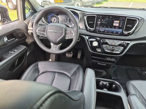 Used 2025 Chrysler Pacifica Select FWD image 30