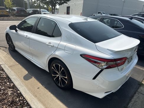 Used 2019 Toyota Camry SE w/ Convenience Package FWD image 9