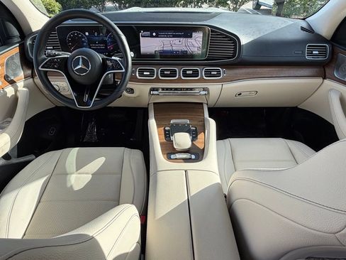 Used 2025 Mercedes-Benz GLS 450 4MATIC image 29