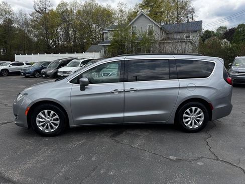 Used 2018 Chrysler Pacifica Touring Plus FWD image 3