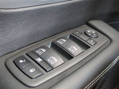 New 2024 Chrysler Pacifica Select w/ Uconnect Theater Family Group image 27