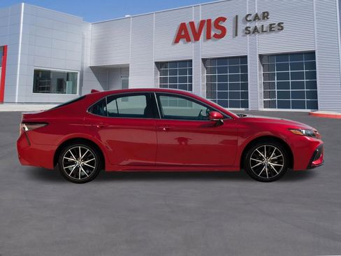 Used 2024 Toyota Camry SE image 3