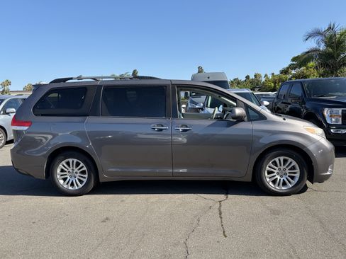 Used 2014 Toyota Sienna XLE FWD image 2
