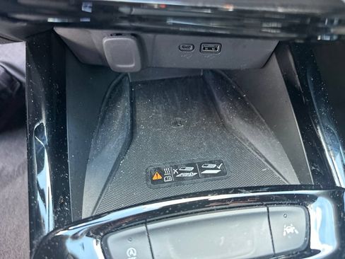 Used 2025 Chevrolet Trax RS w/ Sunroof Package FWD image 22