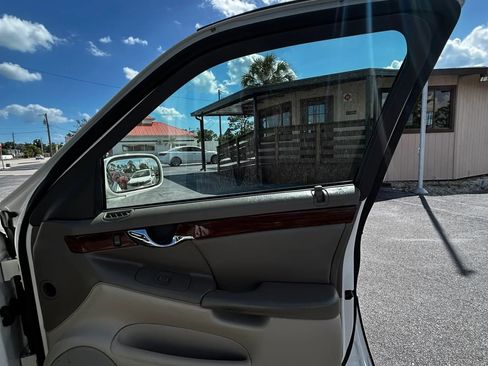 Used 2001 Cadillac De Ville Sedan image 11