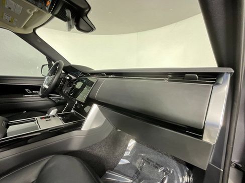 Used 2025 Land Rover Range Rover Long Wheelbase SE image 19