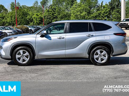 Used 2025 Toyota Highlander LE FWD image 9
