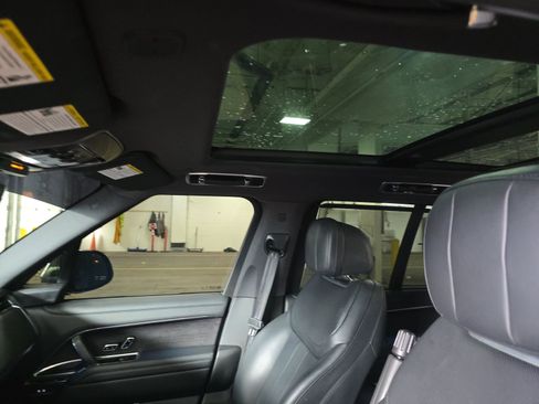 Used 2024 Land Rover Range Rover SE image 11