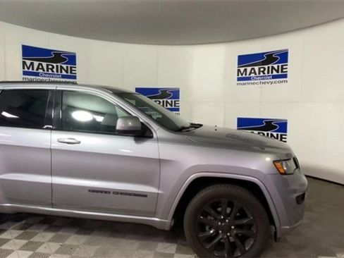 Used 2017 Jeep Grand Cherokee Altitude image 3