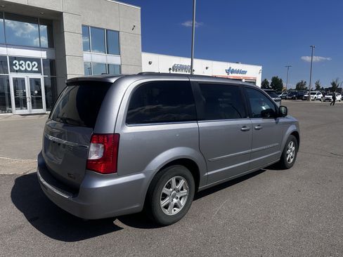 Used 2013 Chrysler Town & Country Touring FWD image 4