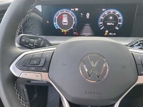 New 2025 Volkswagen Tiguan SE image 20