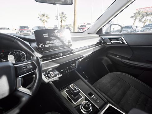 Used 2023 Mitsubishi Outlander SE image 39