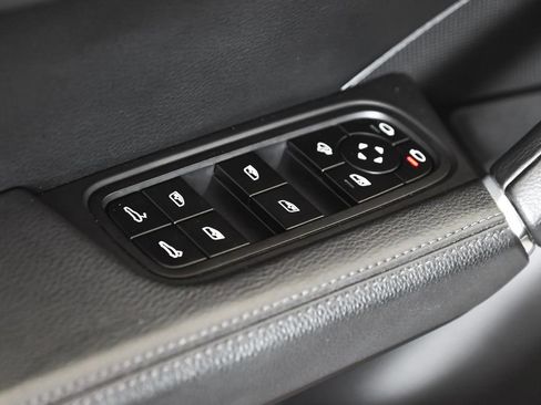 Used 2022 Porsche Cayenne Coupe image 12