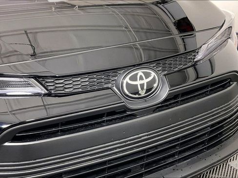 Used 2025 Toyota Corolla LE image 37