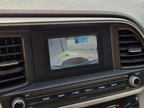 Used 2020 Hyundai Elantra SE FWD image 11