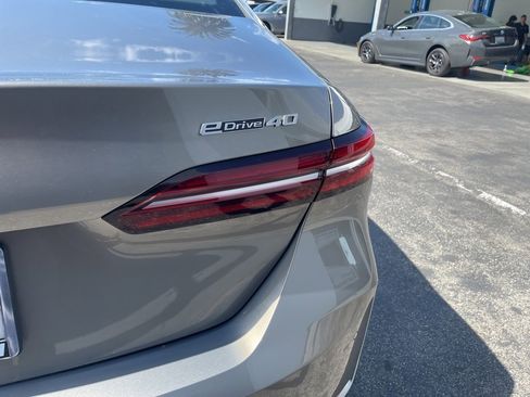 Used 2024 BMW i5 eDrive40i w/ Premium Package image 10