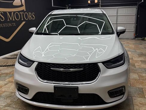 Used 2023 Chrysler Pacifica Touring-L image 2