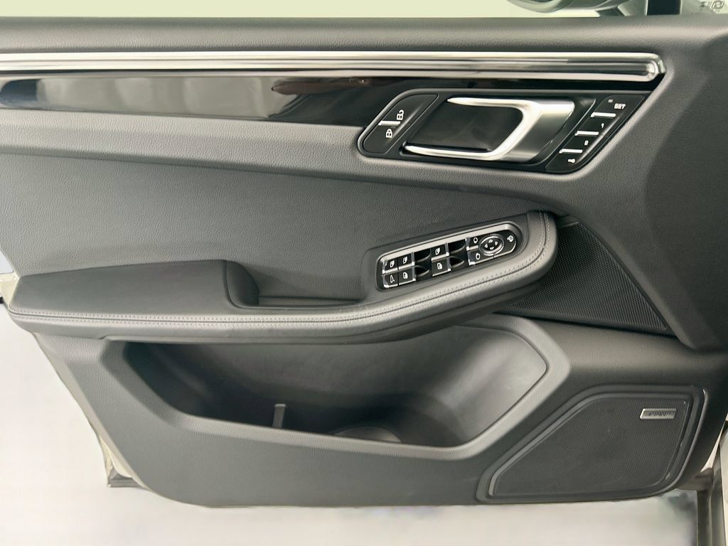 Certified 2025 Porsche Macan Turbo AWD/4WD image 24
