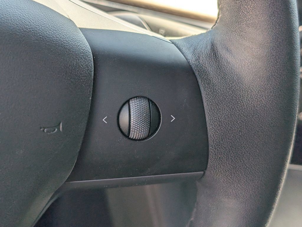 Used 2024 Tesla Model Y Long Range AWD/4WD image 19