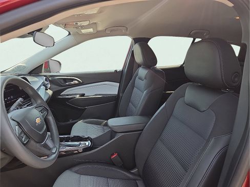 Used 2025 Chevrolet Trax LT FWD image 13