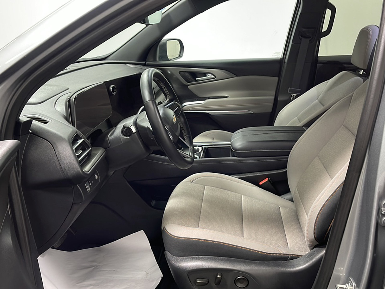Used 2026 Chevrolet Traverse LT w/ Driver Confidence Package FWD image 2