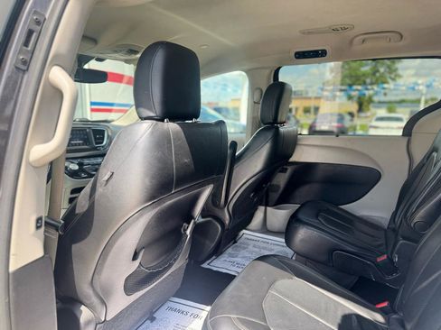 Used 2019 Chrysler Pacifica Touring-L FWD image 54