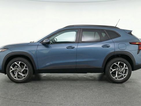 Used 2025 Chevrolet Trax LT w/ LT Convenience Package image 5