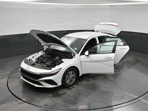 New 2026 Hyundai Elantra SE FWD image 42