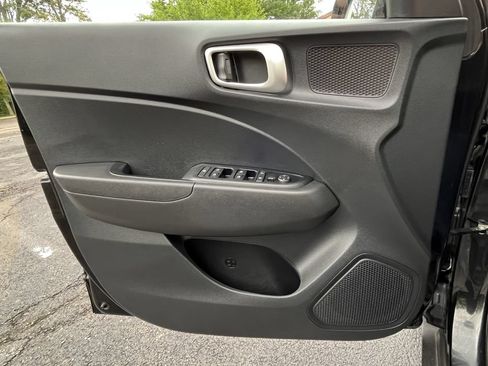 Used 2023 Hyundai Venue SE w/ Cargo Package FWD image 9