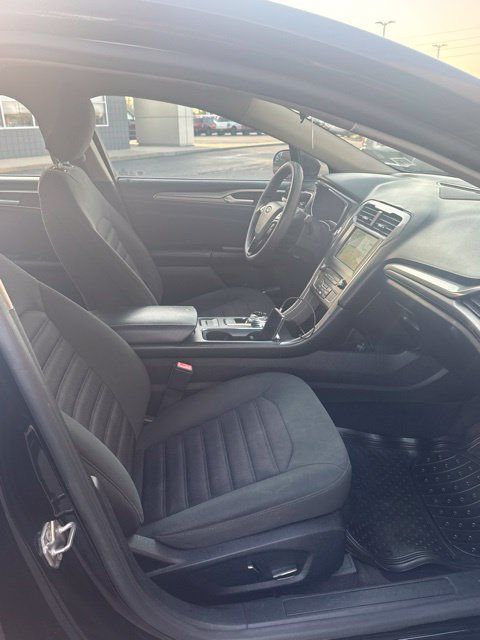 Used 2017 Ford Fusion SE w/ Fusion SE Technology Package FWD image 11