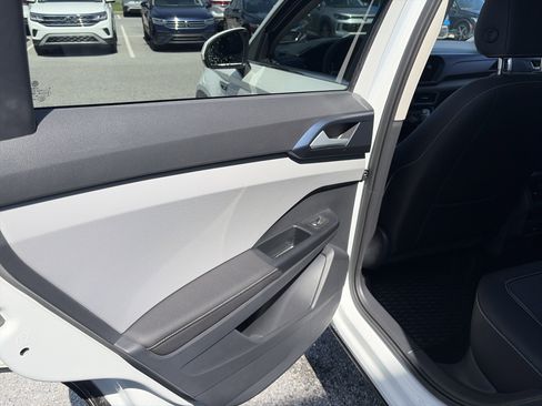 Used 2024 Volkswagen Taos SE image 22