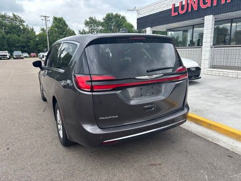 Used 2023 Chrysler Pacifica Touring-L FWD image 9