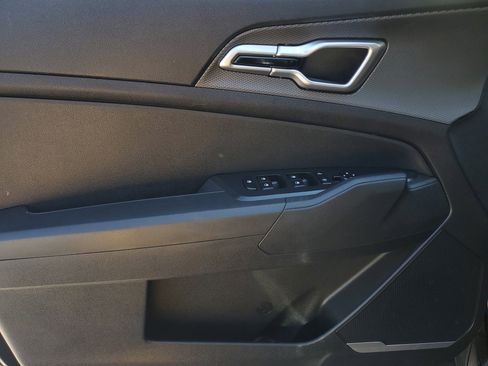 Used 2025 Kia Sportage LX image 18