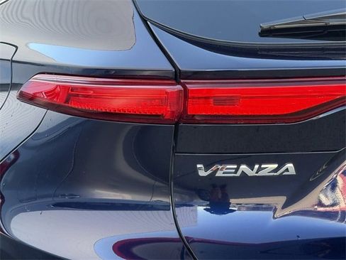 Used 2023 Toyota Venza LE image 6
