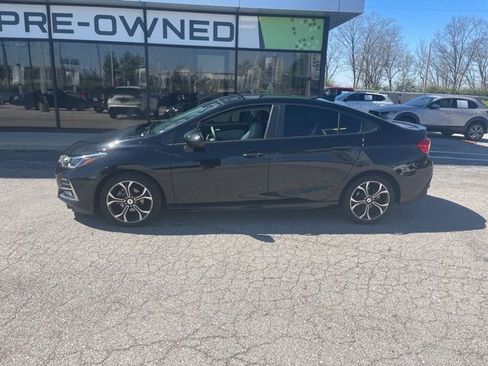 Used 2019 Chevrolet Cruze LT w/ Convenience Package image 3