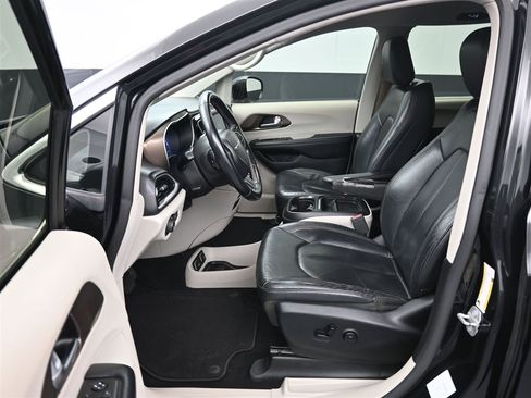 Used 2018 Chrysler Pacifica Touring-L image 10