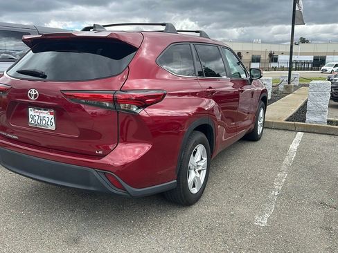 Used 2023 Toyota Highlander LE image 2