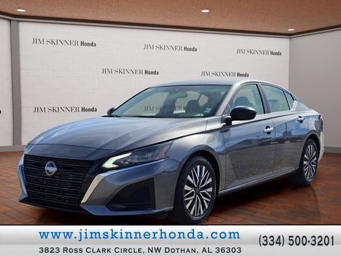 Used 2024 Nissan Altima 2.5 SV FWD image 1