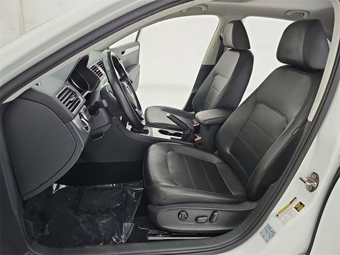 Used 2019 Volkswagen Passat 2.0T Wolfsburg w/ Wheels & Sunroof Package image 18