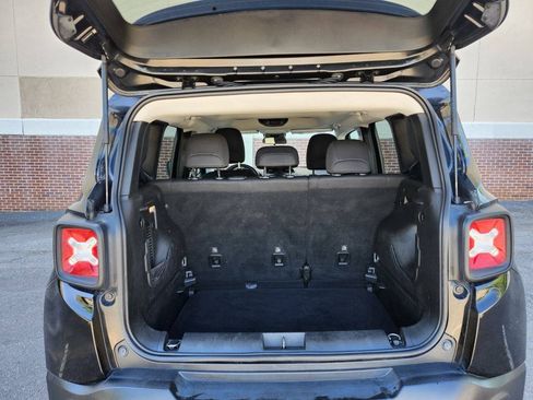 Used 2018 Jeep Renegade Latitude FWD image 15