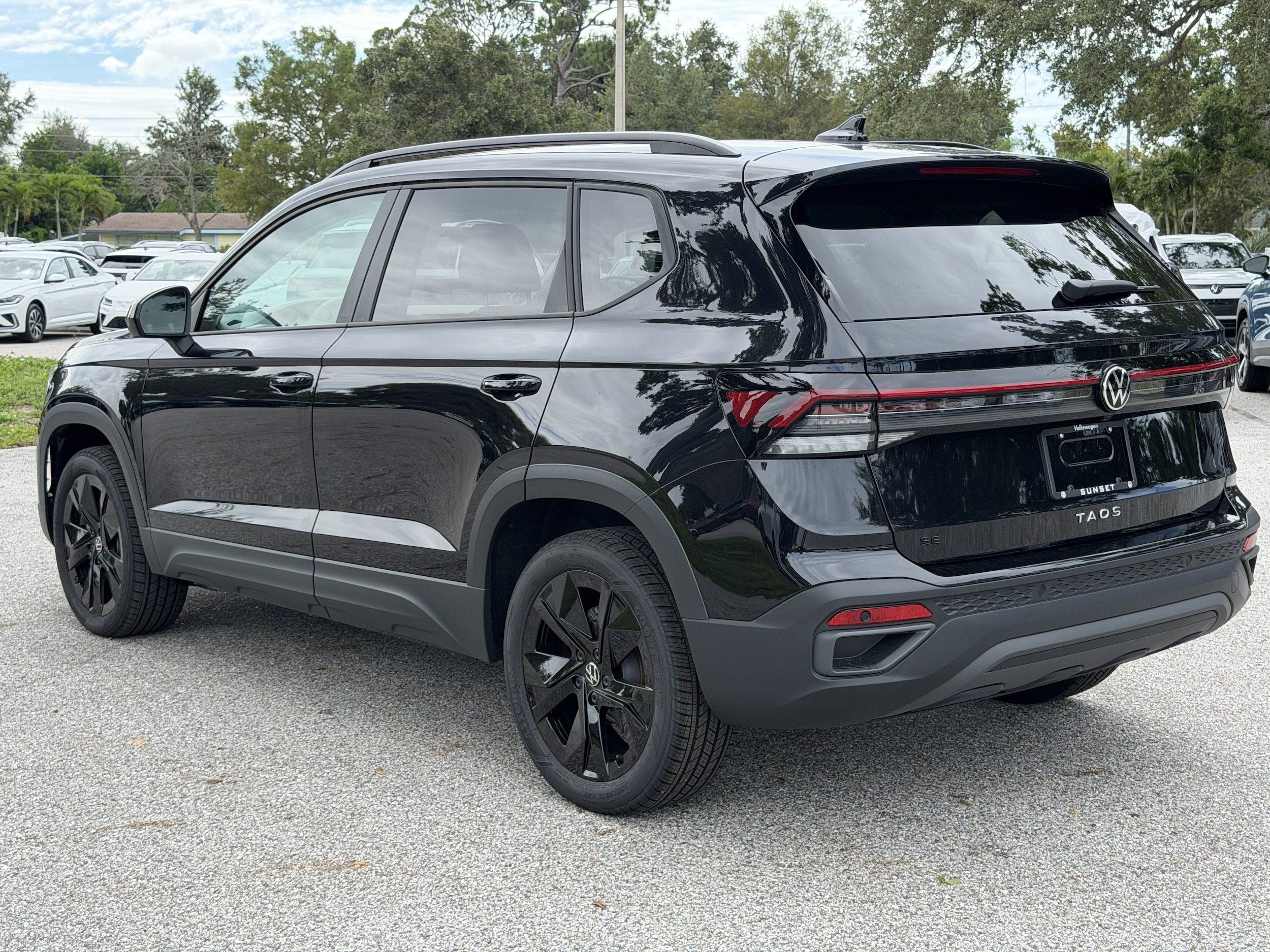 New 2026 Volkswagen Taos SE FWD image 5